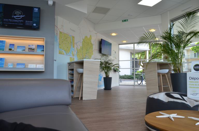 Cartes et écrans à l'Office de tourisme de Lorient.