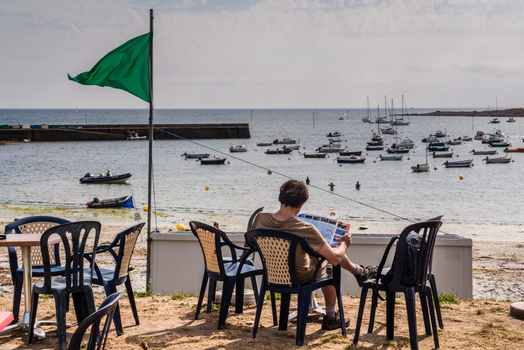 Terrasse face à la plage de Locmaria sur l'île de Groix (Morbihan) 