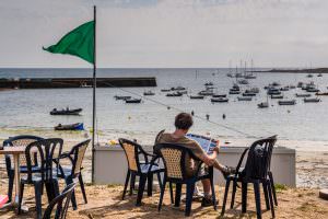 Terrasse face à la plage de Locmaria sur l'île de Groix (Morbihan)