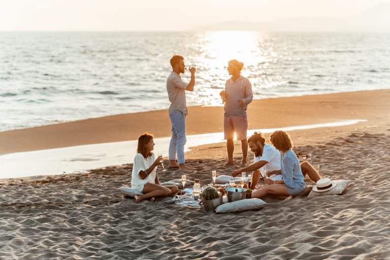 Lorient, fin de journée entre amis sur la plage