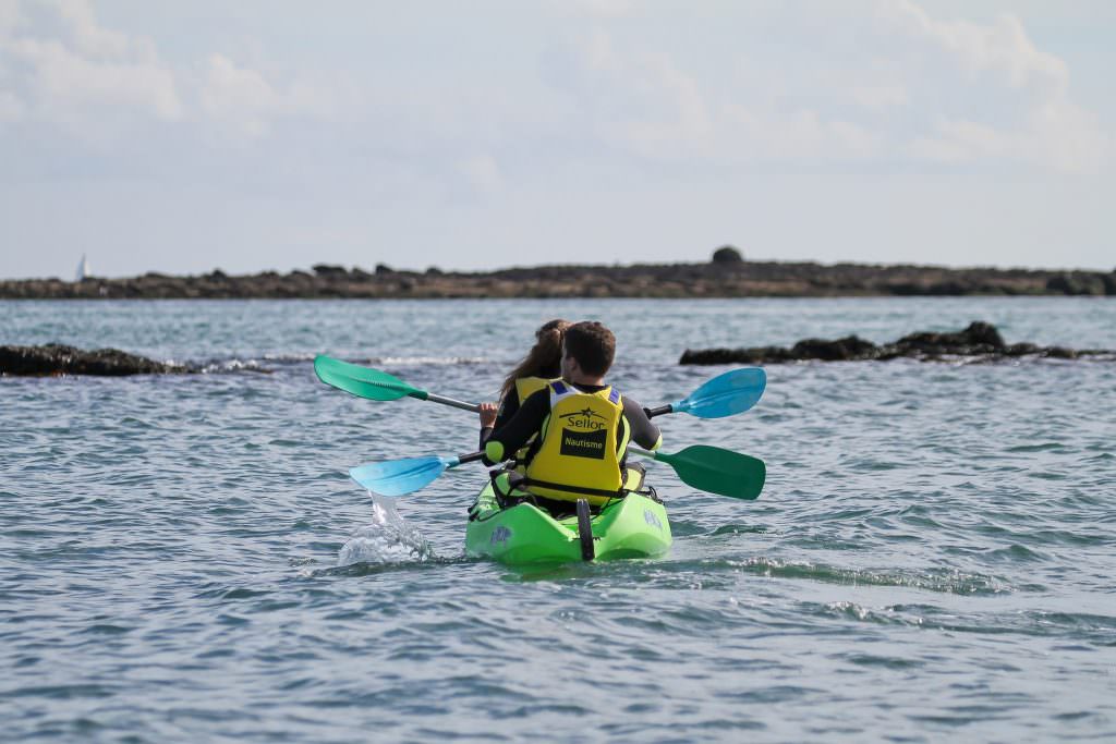 Balade en kayak à la plage de Kerguélen, à Larmor-Plage, près de Lorient (Morbihan)