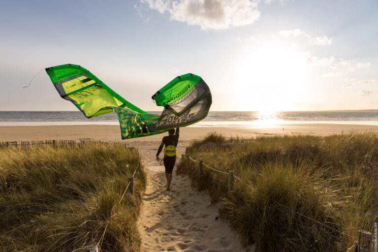 Kitesurfeur descendant son aile sur la plage du Fort-Bloqué à Ploemeur (Morbihan)