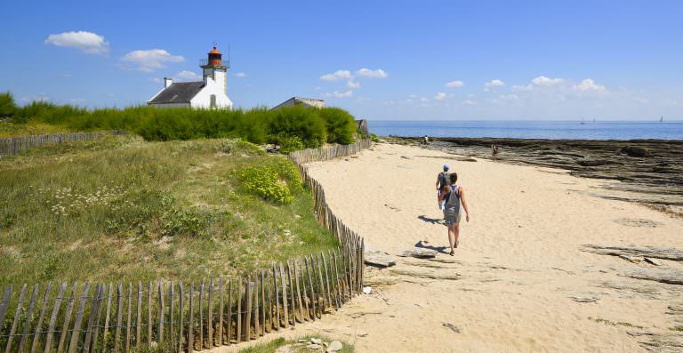 Phare, plage et massif rocheux de la Pointe des Chats sur l'île de Groix (Morbihan)