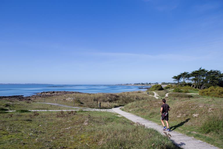 Course à pied le long du littoral à Larmor-Plage