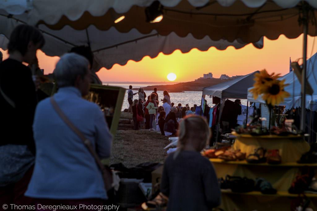 Marché nocturne au coucher de soleil à Ploemeur (Morbihan)