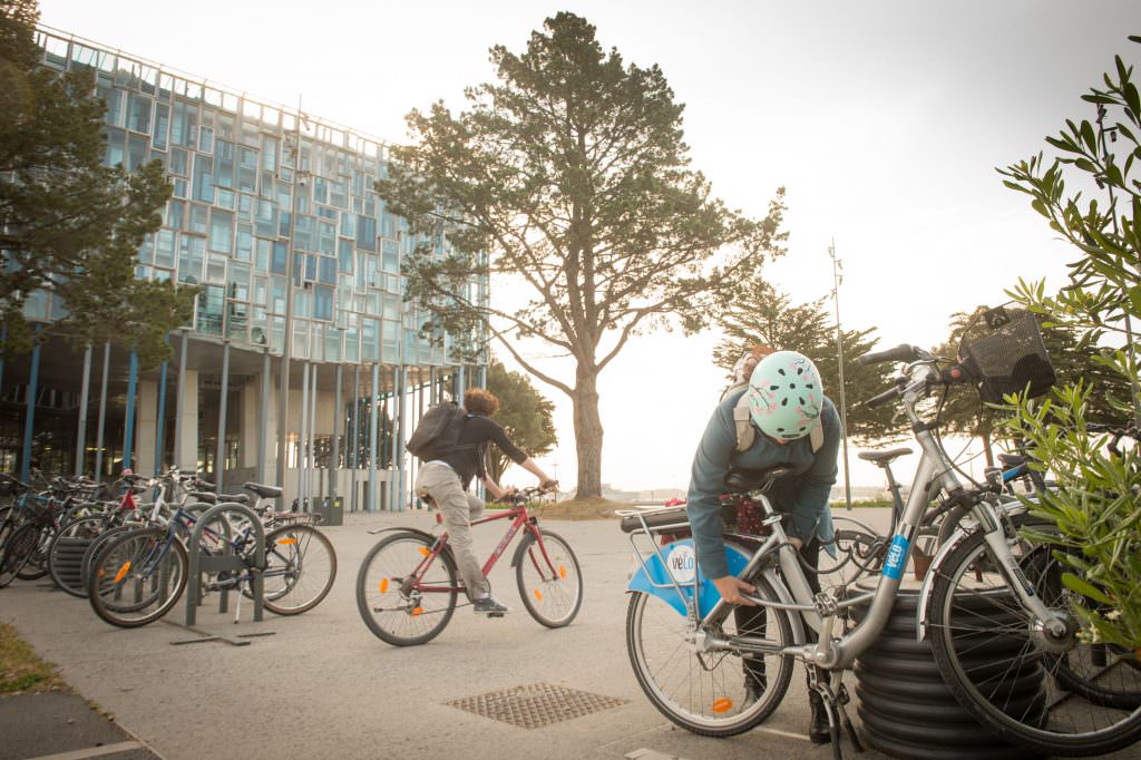 Parking à vélo au Péristyle à Lorient (Morbihan)