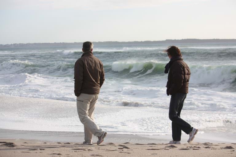 Promenade sur la plage des Kaolins en hiver, pendant une tempête à Ploemeur (Morbihan)