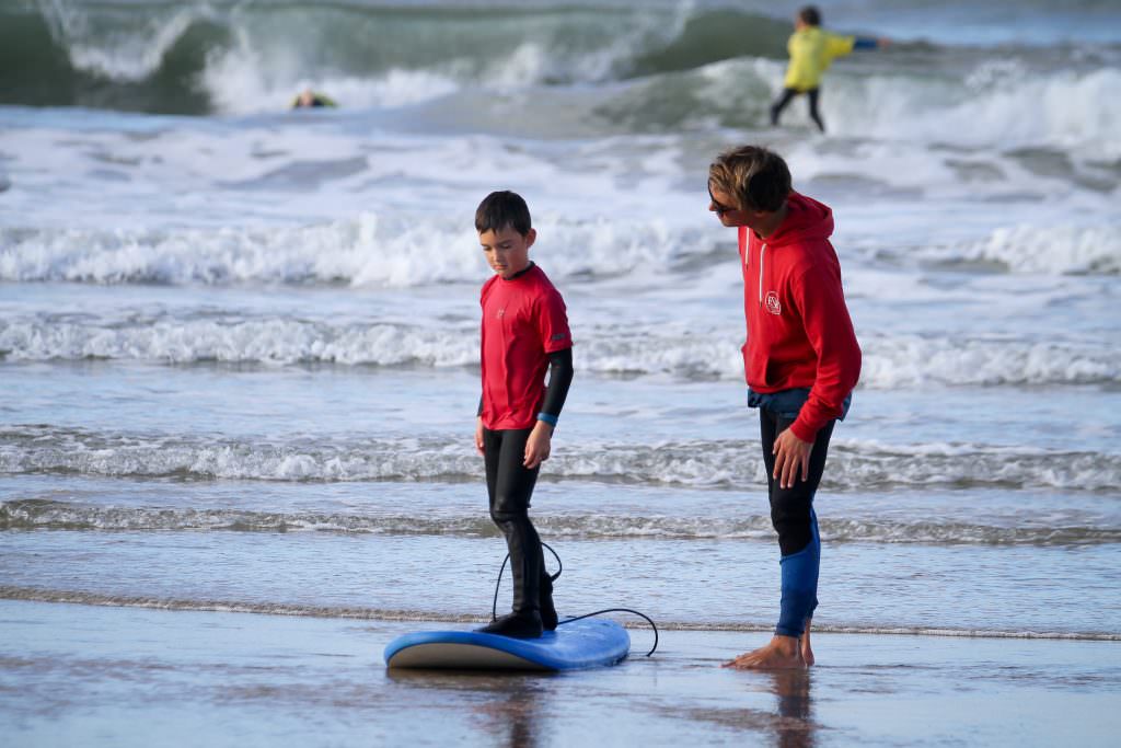 Enfant apprenant le surf, Ploemeur