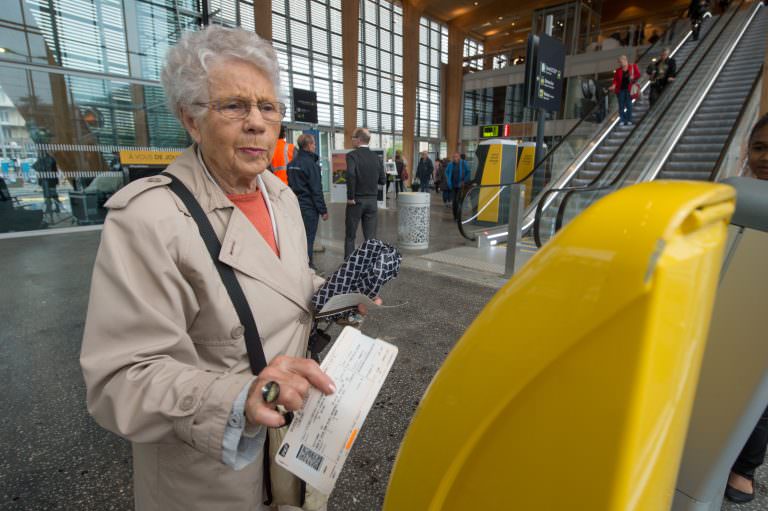 Compostage d'un billet de train à la gare de Lorient (Morbihan)