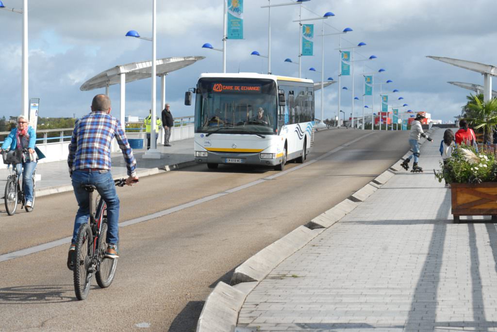 Le Pont des Indes et sa voie partagée bus, vélo, voiture à Lorient.