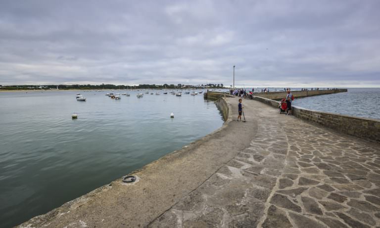 Grande cale et digue du port de Lomener à Ploemeur (Morbihan)