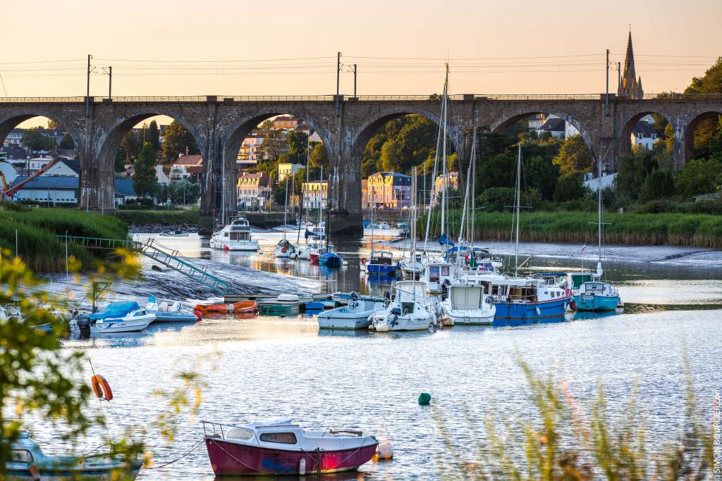 Le viaduc d'Hennebont et son petit port sur le Blavet (Morbihan)