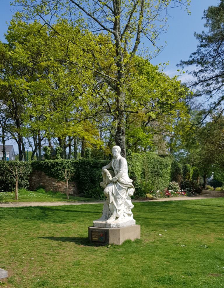 Statue d'Auguste Brizeux dans le jardin Chevassu à Lorient (Morbihan)