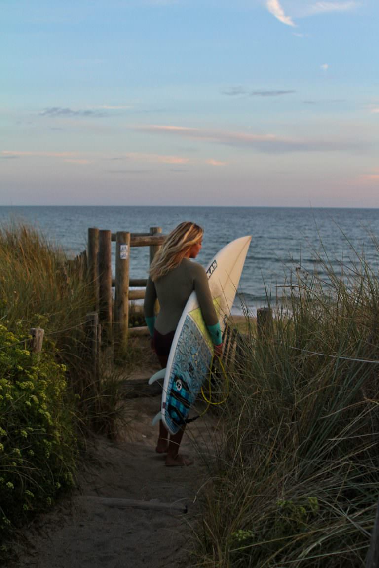 Surfeuse sur la plage