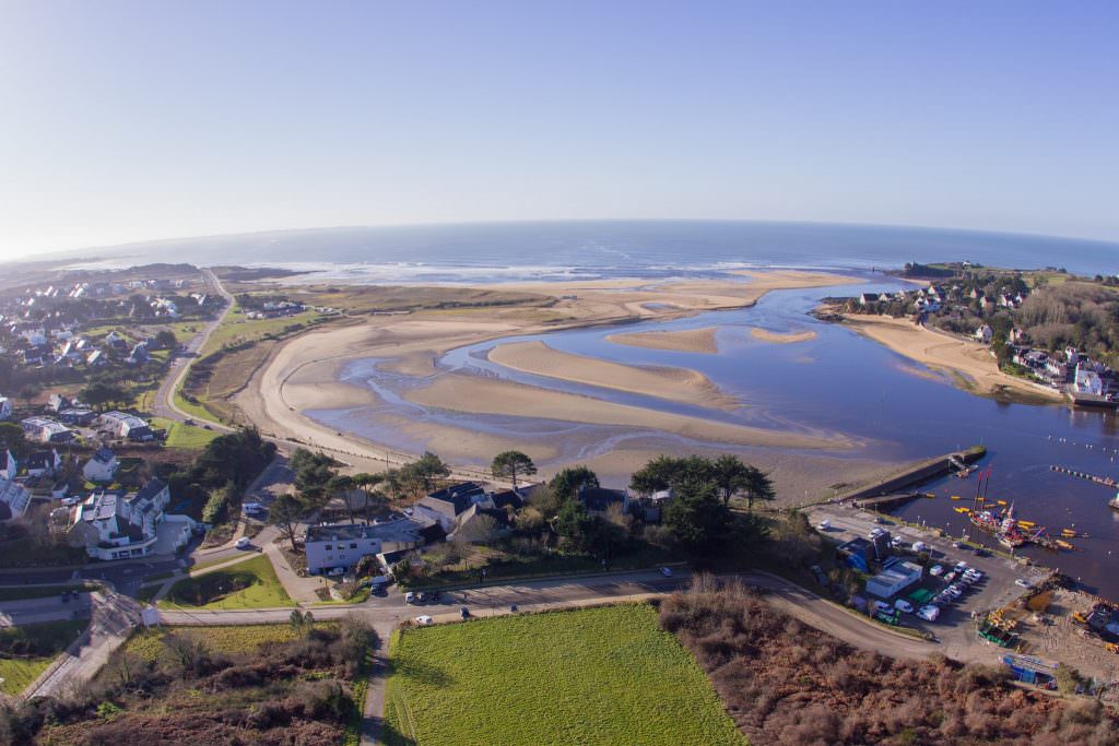 Vue aérienne de l'embouchure de la Laïta et de l'anse du Pouldu à Guidel-Plages (Morbihan)