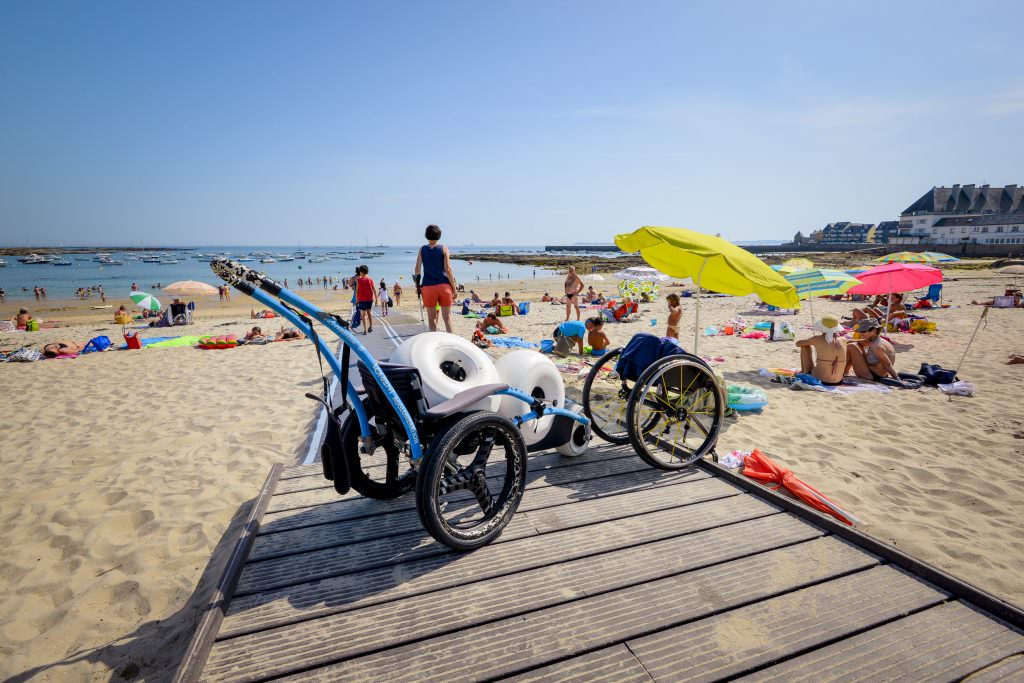 Fauteuil Hippocampe sur la plage de l'Anse du Stole à Plœmeur, plage labellisée Tourisme & Handicap.