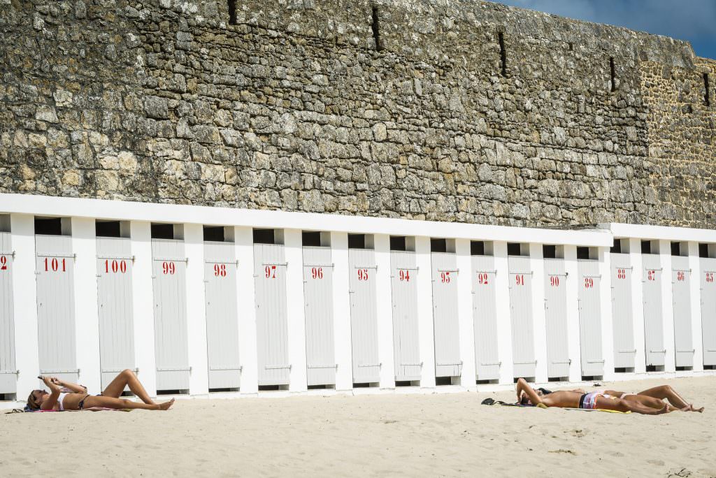 Bronzage et cabines sur la Grande Plage de Port-Louis (Morbihan)