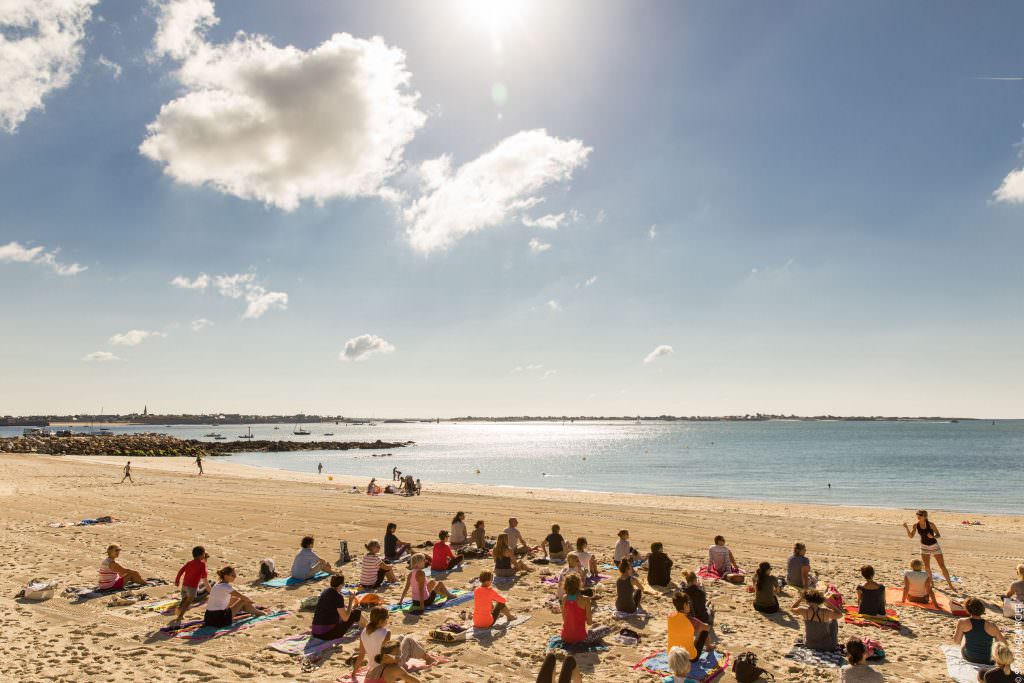 Cours de yoga sur la plage, Larmor Plage