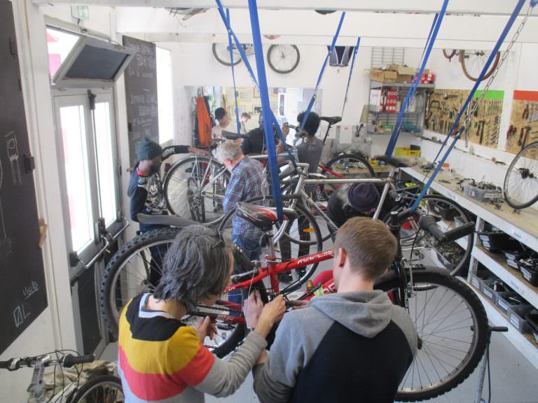 Réparation de vélos à l'Abri Syklett à Lorient.