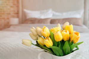 chambre d'hôtel et bouquet de fleurs jaunes