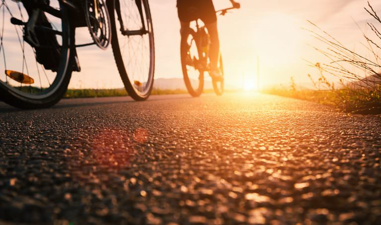 Couple de vélo sur un chemin de randonnée