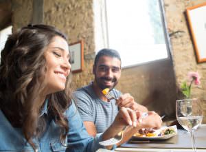 Couple au restaurant dans le Morbihan.Shutterstock jeune couple au restaurant