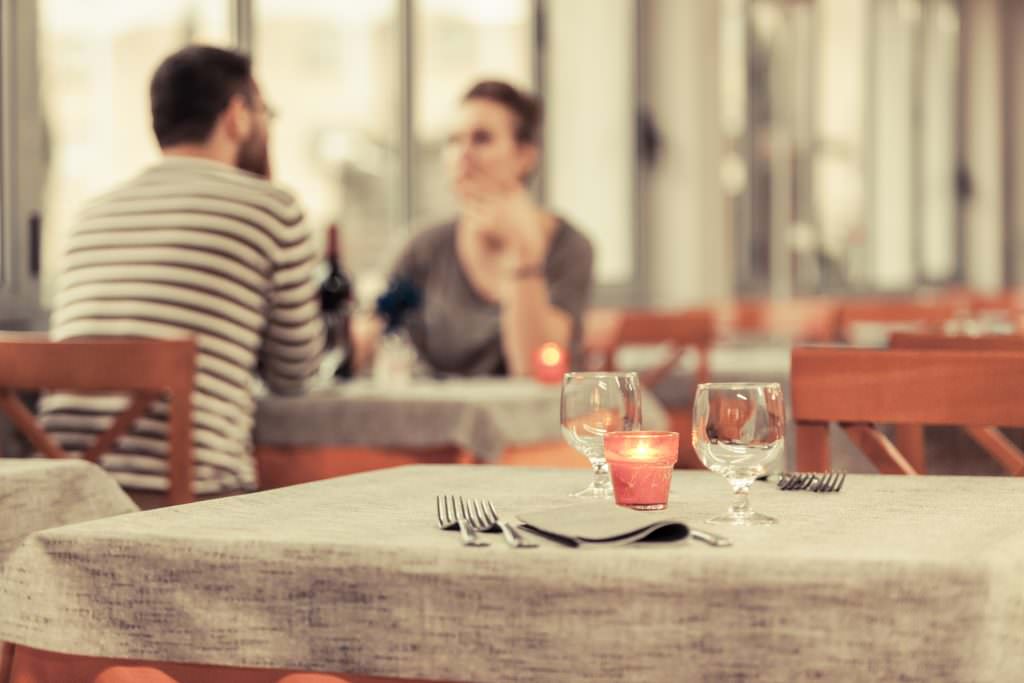 ©Shutterstock - Couple et table restaurant