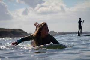 Une surfeuse à guidel plage