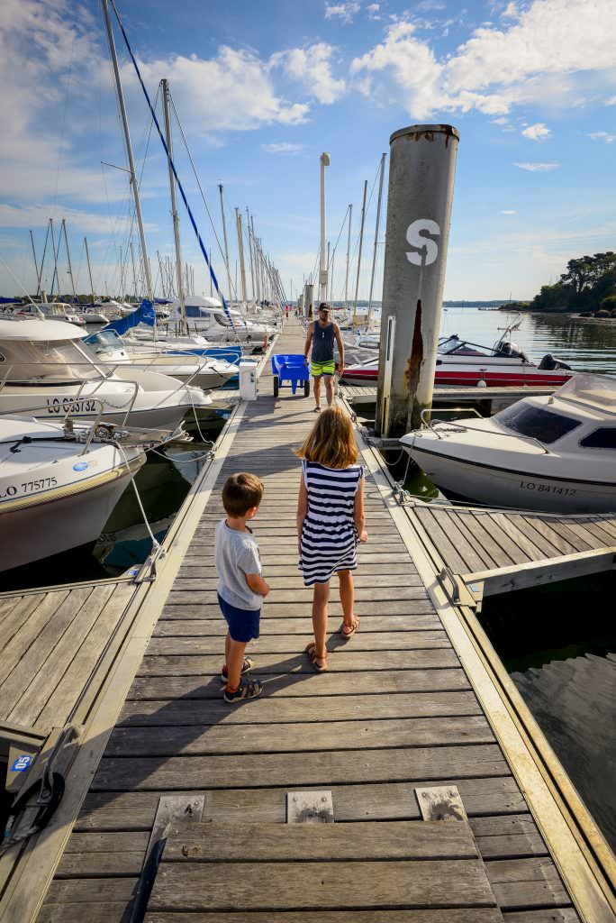 Locmiquélic, enfants se promenant sur un ponton du port de Pen Mané
