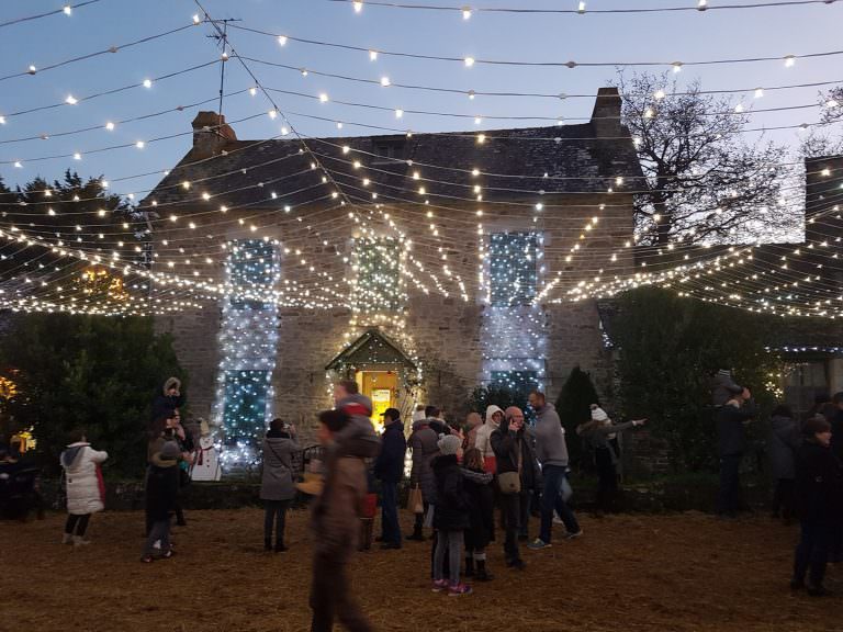 Illuminations au marché de Noël de Ploemeur (Morbihan)