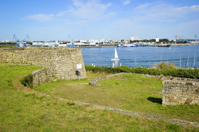 Vue sur les ports de Lorient depuis le fort de Pen Mané à Locmiquélic (Morbihan)