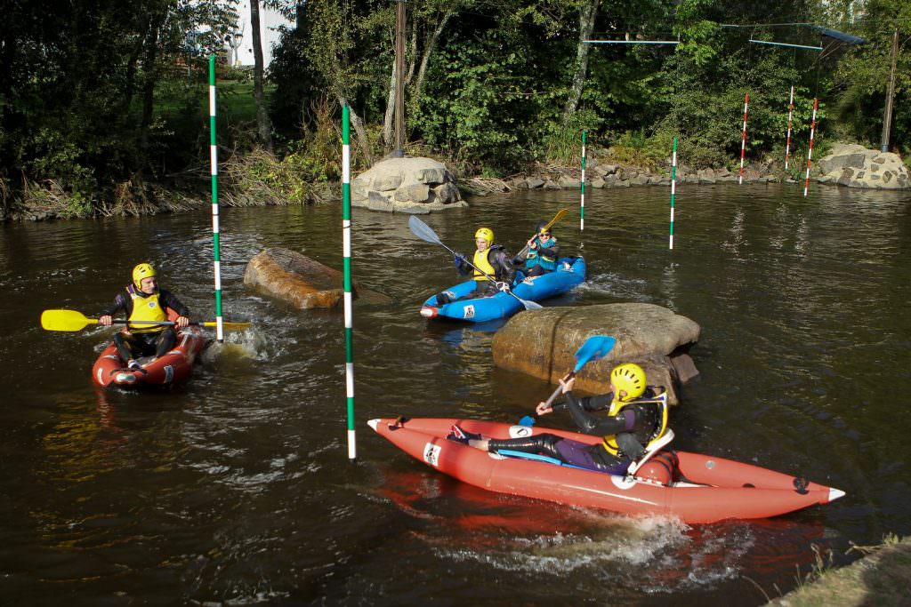 Kayak sur le Blavet au parc d'eau vive d'Inzinzac-Lochrist (Morbihan)