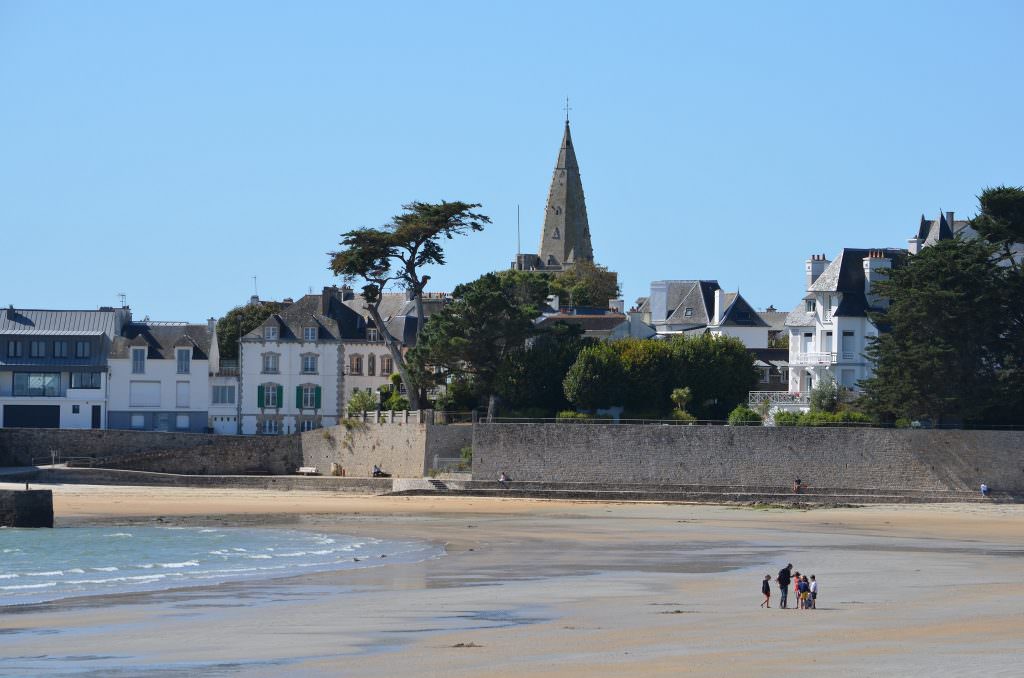 Plage de Toulhars avec vue sur l'église Notre Dame de Larmor à Larmor-Plage