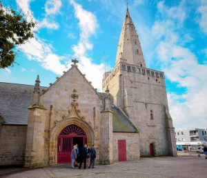 Eglise Notre-Dame de Larmor-Plage, dans le centre-ville (Morbihan)