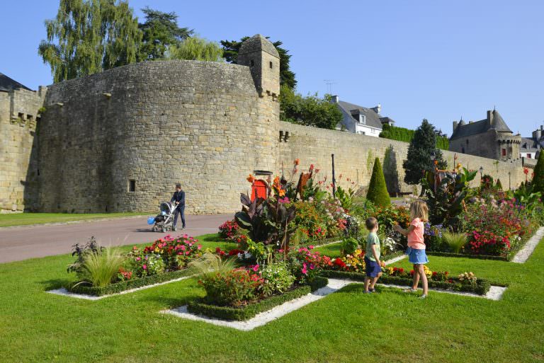 Hennebont, enfants jouant dans les jardins devant les remparts