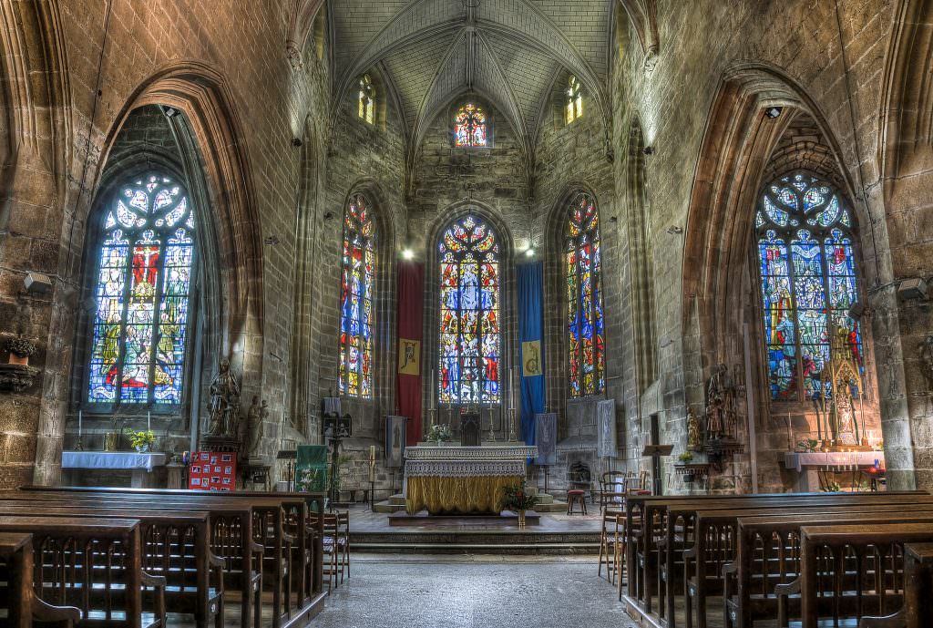 Intérieur de la basilique Notre-Dame-de-Paradis - Hennebont (Morbihan)
