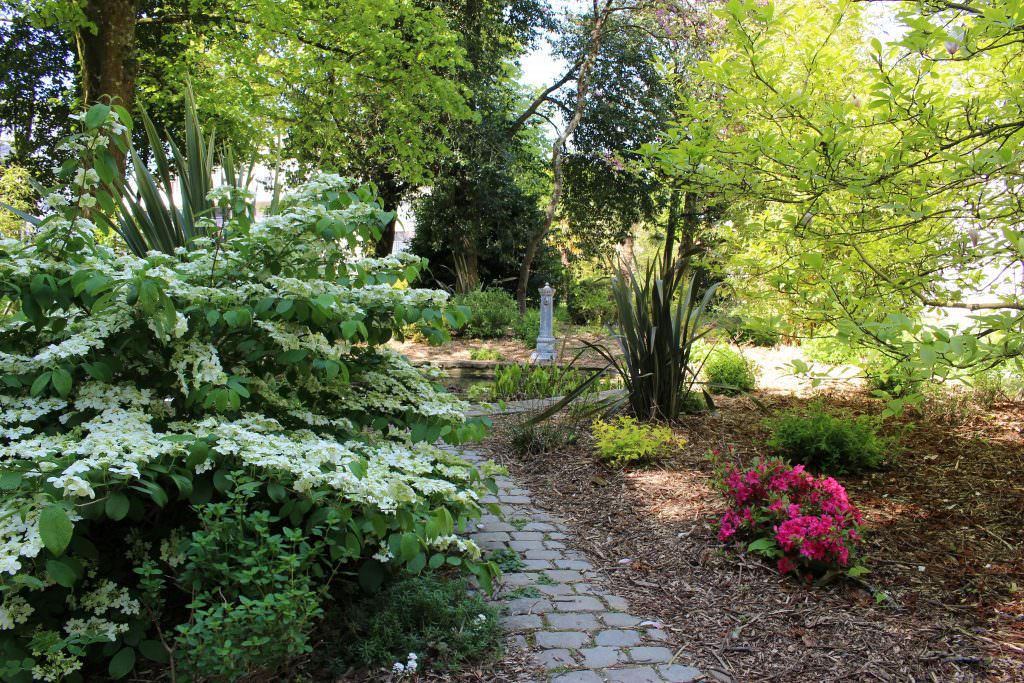 Hennebont, parterres de fleurs au parc de Kerbihan