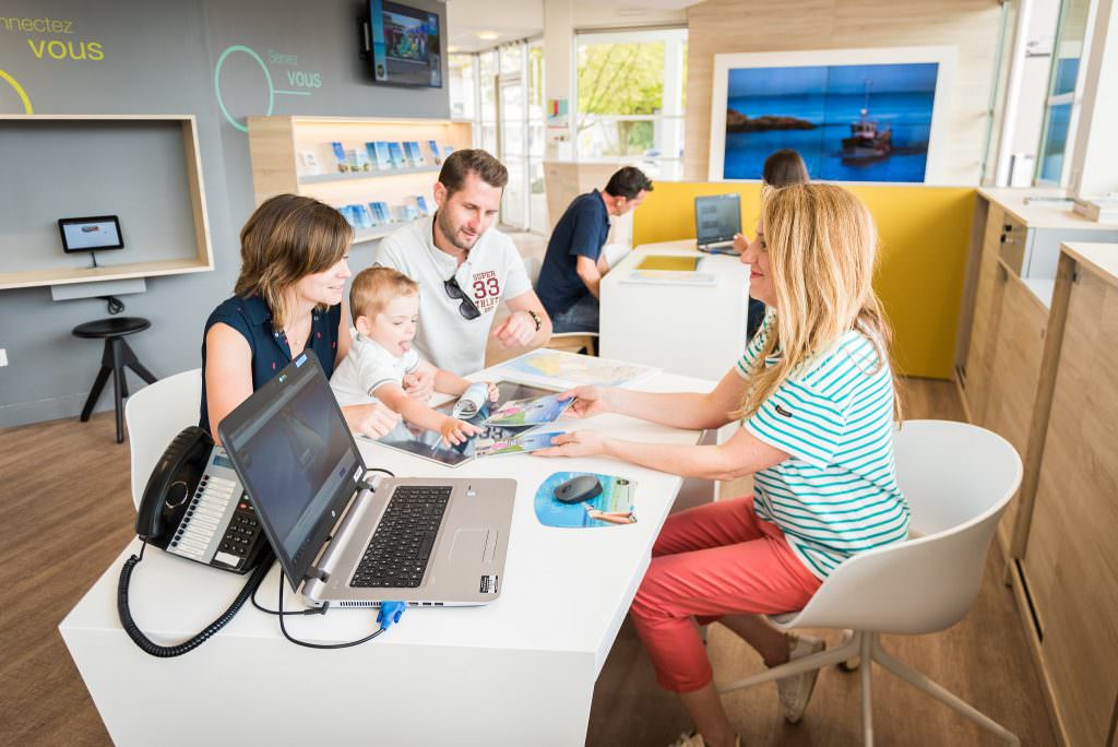 Conseil en séjour à une famille à l'agence de Lorient, office de tourisme de Lorient Bretagne Sud (Morbihan) - ©Hélène Vauche