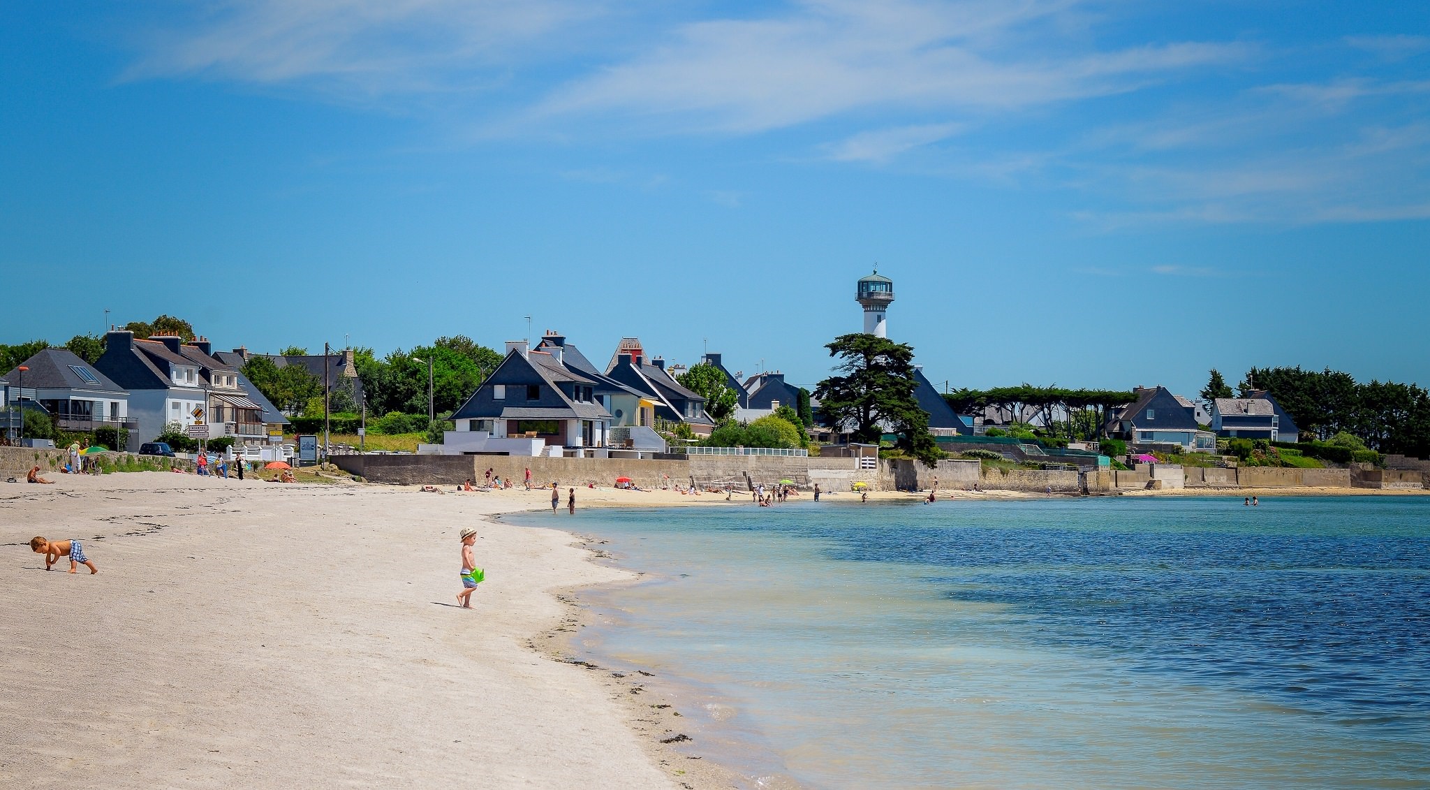 Plage, maison et phare de Riantec sur la petite mer de Gavres