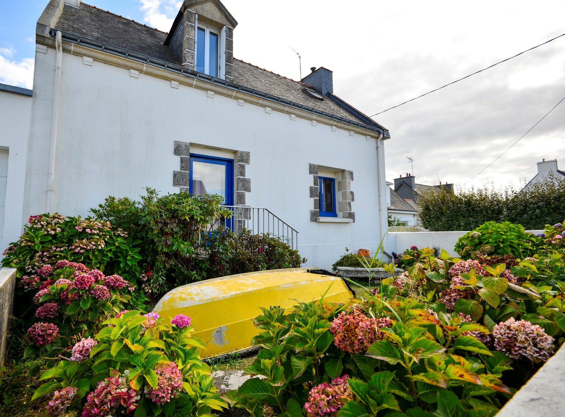 Hortentias et barque dans un jardin de maison de pêcheur à Riantec