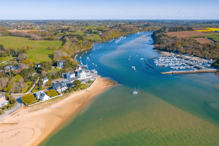 Vue aérienne du Pouldu et du port de Guidel-Plages sur la Laïta (Morbihan)