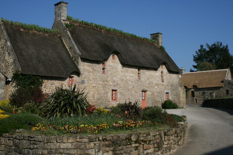 Chaumière typique du bourg de Lanvaudan