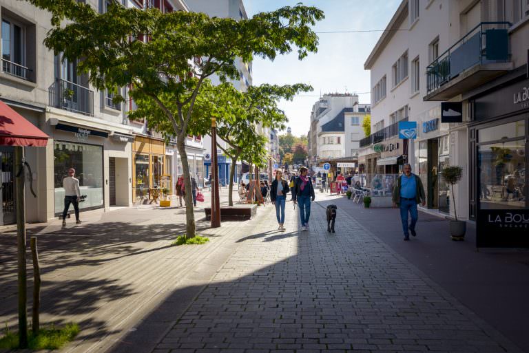 Commerces et shopping dans la rue du port au centre-ville de Lorient (Morbihan)