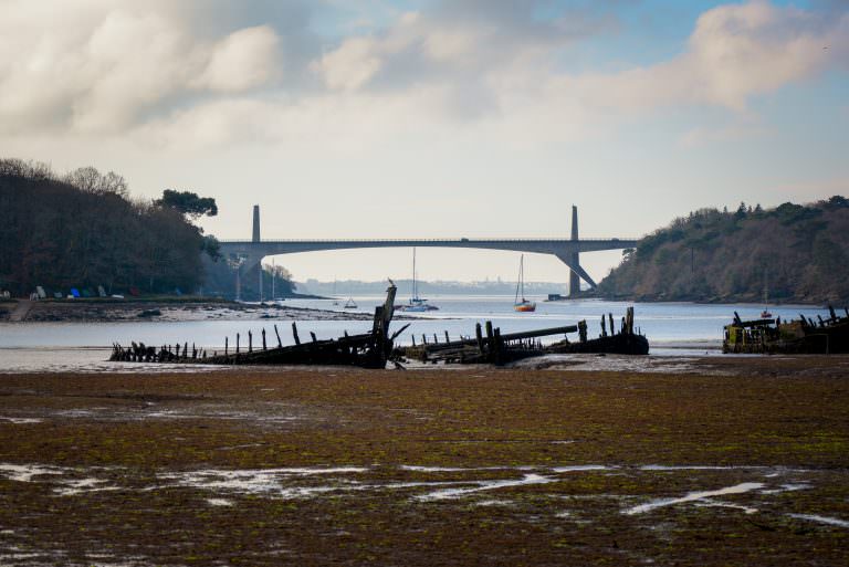 Vue sur le pont du Bonhomme du cimetière de bateaux de Kerhervy