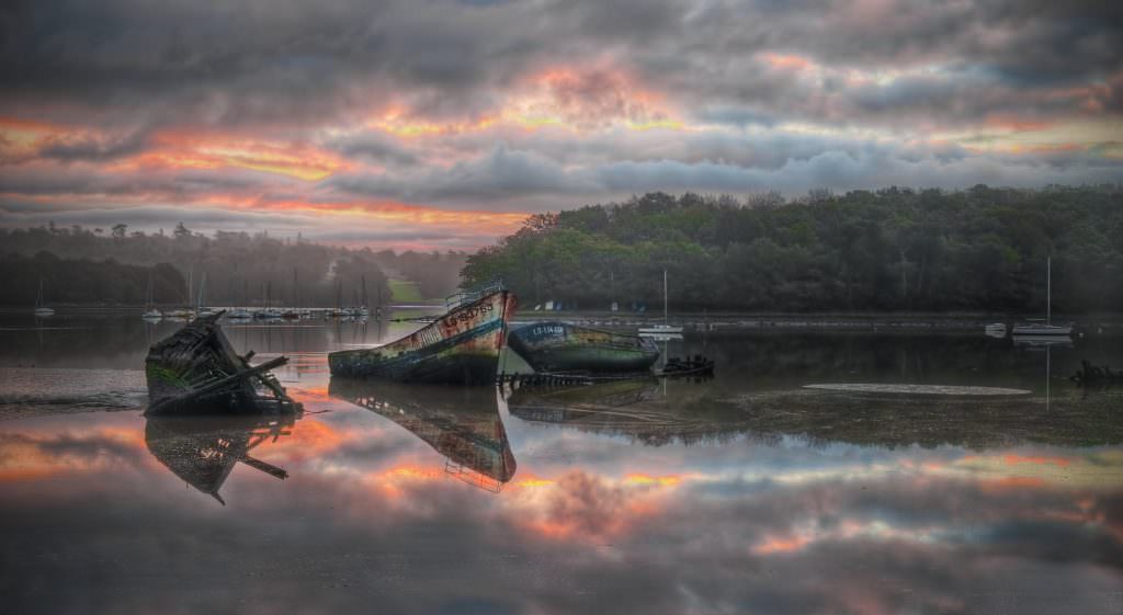 Bateaux échoués au cimetière de bateaux de Kerhervy à Lanester (Morbihan)