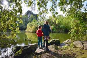 Enfants en randonnée au bord de l'étang du parc du Plessis de Lanester, Morbihan