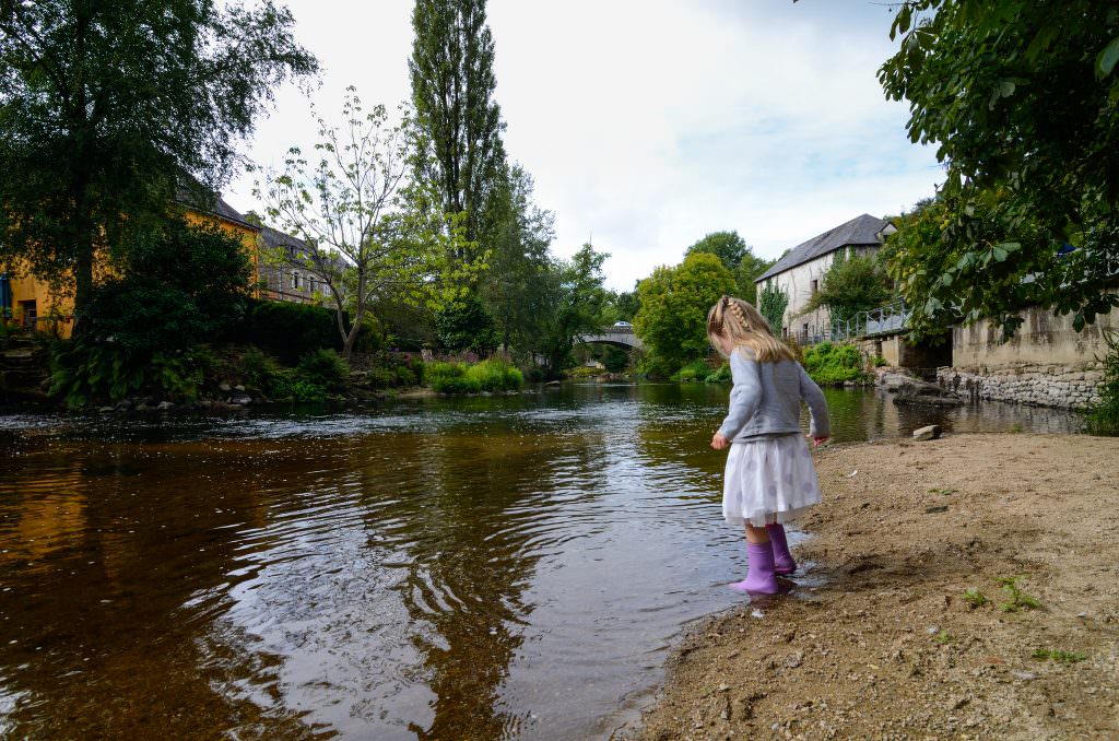 Petite fille jouant dans le Scorff à Pont-Scorff