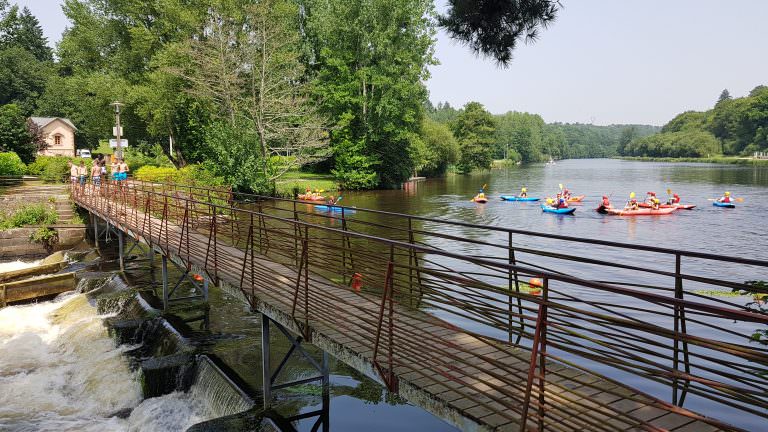 Kayak sur le Blavet près d'une écluse à Inzinzac-Lochrist