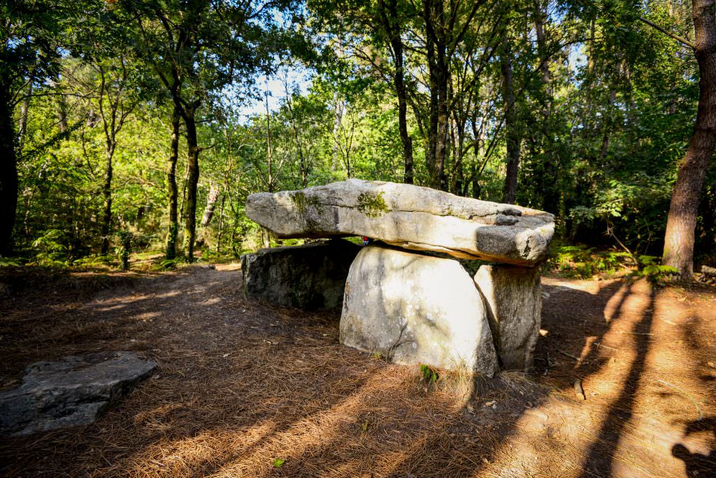 Dolmen de Kerporel de la forêt de Riantec (Morbihan)