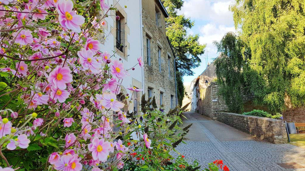 Hennebont, la ville close avec fleurs devant les façades